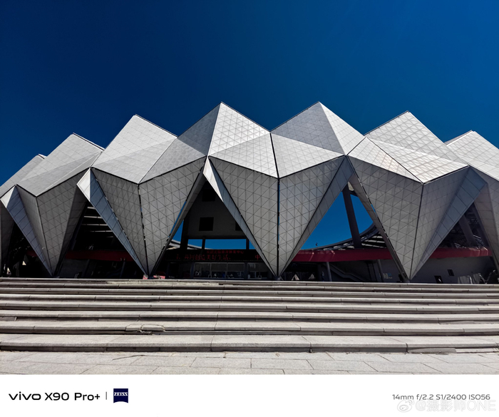 正午阳光的体育馆光影平静的线条曲线的美