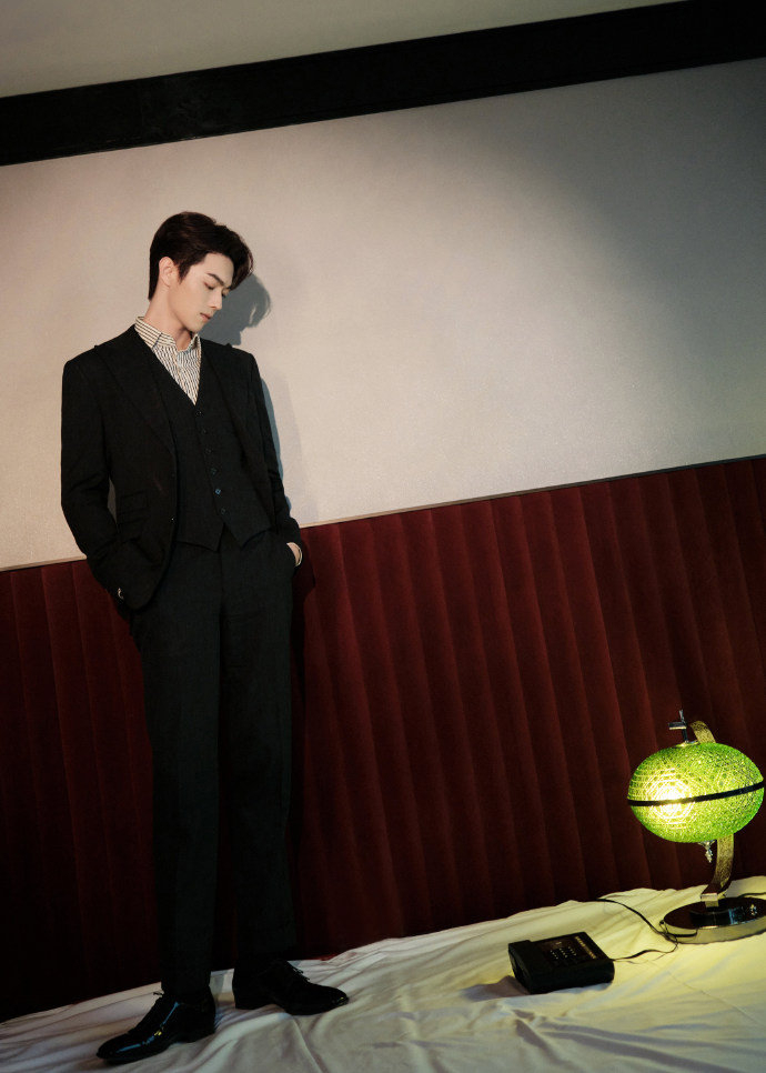 许凯最新大片释出条纹衬衫黑西装造型极简风好帅气