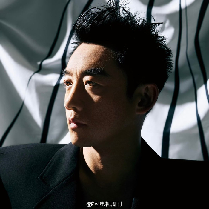 光影下的郑恺表现力惊艳无限新杂志大片展现多重魅力