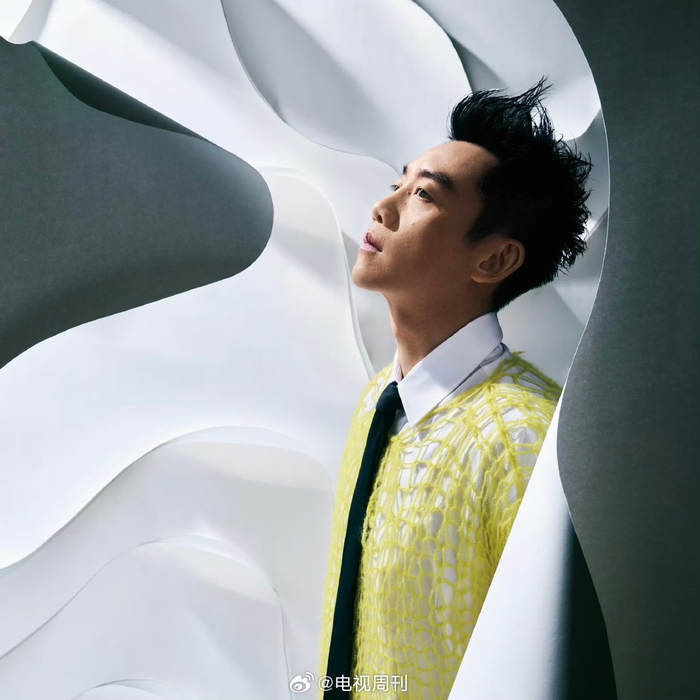 光影下的郑恺表现力惊艳无限新杂志大片展现多重魅力