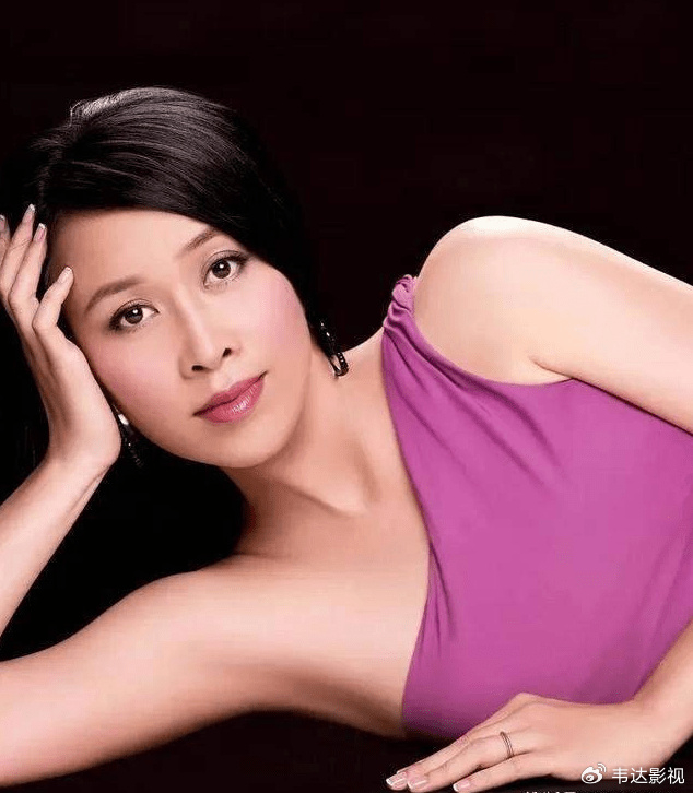 55岁的那英身材管理让人佩服,曲线让人羡慕不已|那英|身材|曲线_新浪