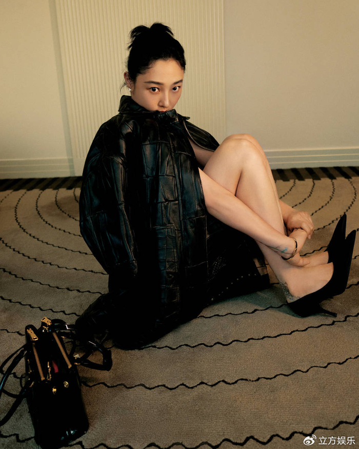 白百何穿超廓形皮衣酷飒十足 直视镜头眼神又a又帅