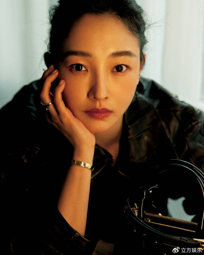 白百何穿超廓形皮衣酷飒十足 直视镜头眼神又a又帅