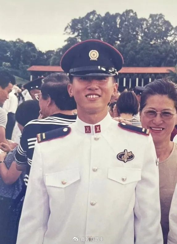 周受资走红毯被夸“冻龄”,和老婆秀恩爱,“人类高质量CP”什么画风|周受资|高伟晏|红毯|冻龄|新加坡|哈佛|娱乐负面|MetGala|伯尔鲁 ...