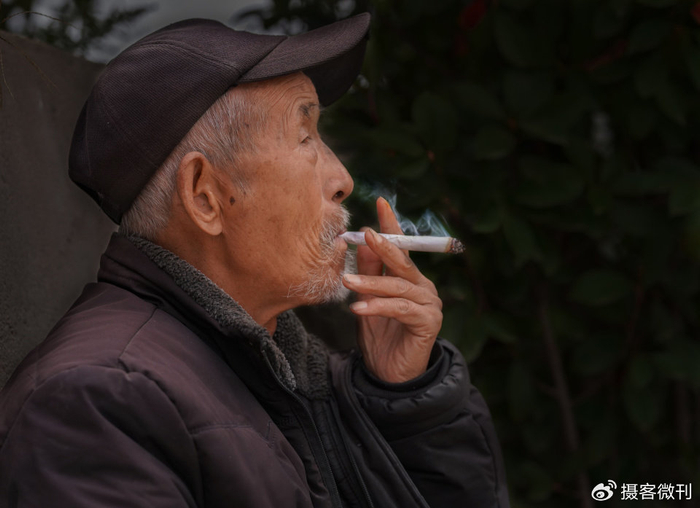 九九重阳节摄影师用镜头记录白发老人,为平凡伟大的父亲母亲献礼|老人