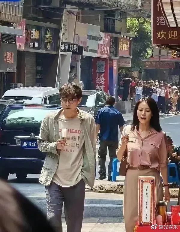 内江街头偶遇胡歌,高圆圆相陪一起吃冰棒,合作开拍新剧受期待