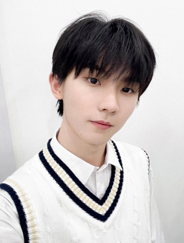 马嘉祺自拍照你们觉得帅吗