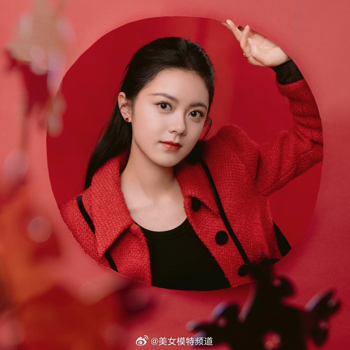 赵今麦新年写真曝光穿红衣红裙俏皮比v可爱满分