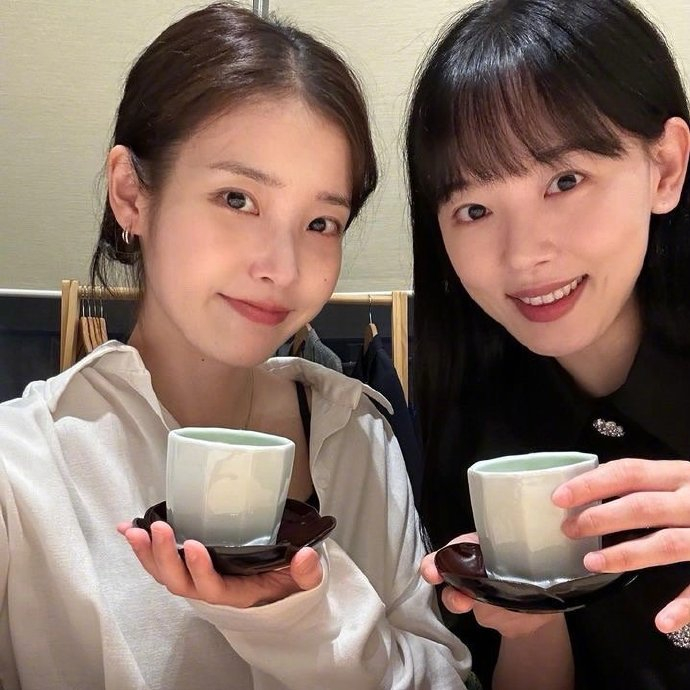 iu ins更新 676767 啊啊啊天知道我有多爱李知恩的生活照