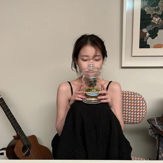 iu ins更新 676767 啊啊啊天知道我有多爱李知恩的生活照