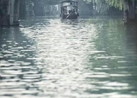 乌镇，在这里，又好似找到了不曾回去的故乡，虽然只是邂逅，气息却早已熟悉