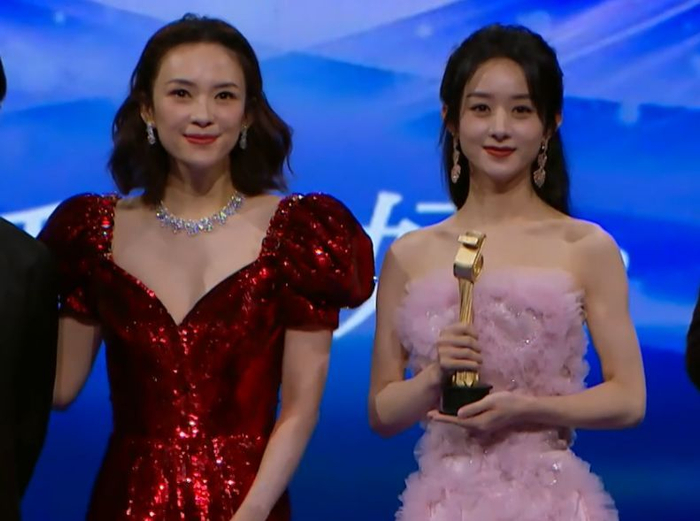 章子怡日本过情人节和女儿依偎吃饭新电影切片不见杨幂赵丽颖