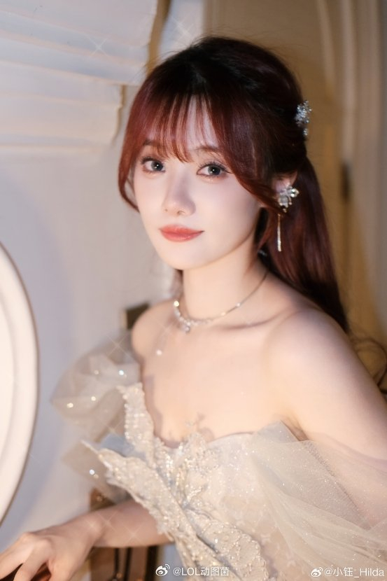 又是羡慕rookie的一天!主持小钰晒美照:飞天小女警又准备赶往成都