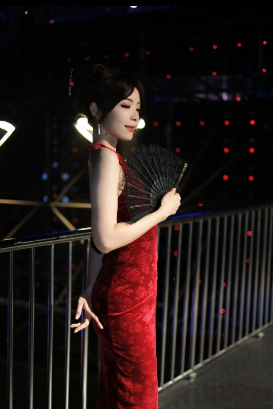 羡慕管泽元每一天!余霜这颜值太顶了 余霜晒照:第一次穿这个红旗袍!