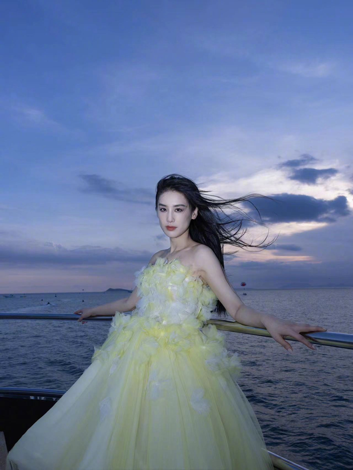 40岁的@黄圣依 最近写真曝光,在海风和晚霞中浅笑嫣然,果然年龄对于女