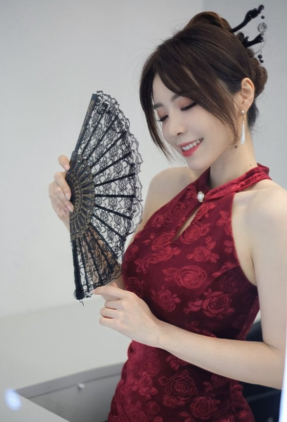 羡慕管泽元每一天!余霜这颜值太顶了 余霜晒照:第一次穿这个红旗袍!