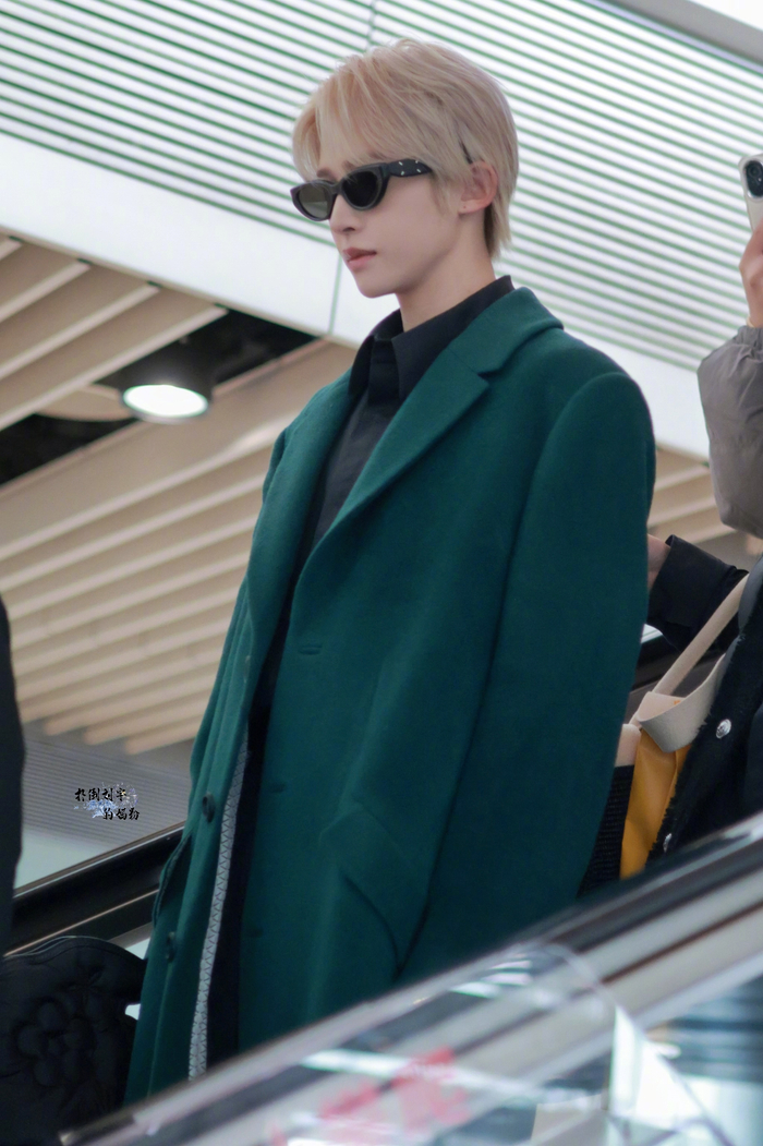 刘宇结束时装周行程回国咯,机场路透一身绿色大衣搭配墨镜……__财经