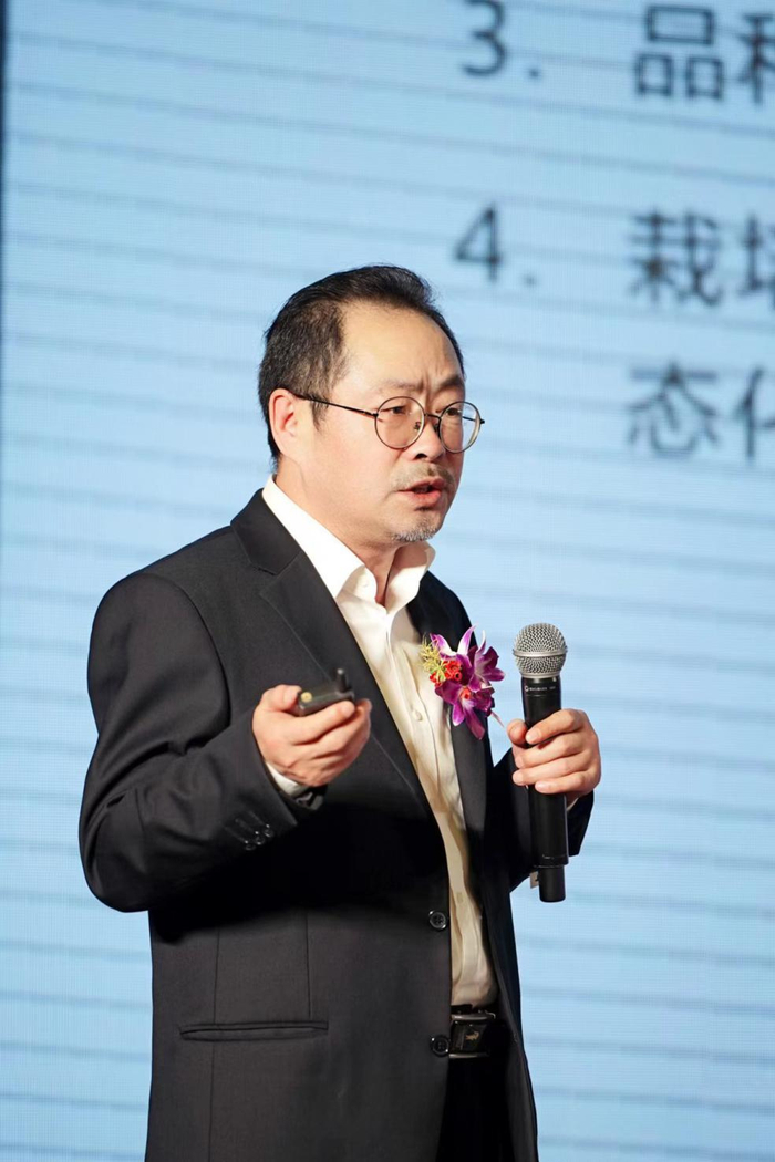 飒,首签13个城市加盟,中国葡萄酒馆全国招商大会热辣