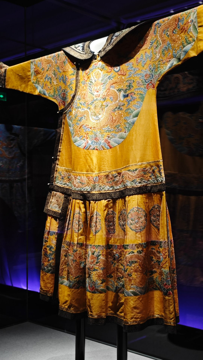 清代宫廷织绣服饰色彩展 故宫和嘉德艺术中心联合主办 展品很好,展厅
