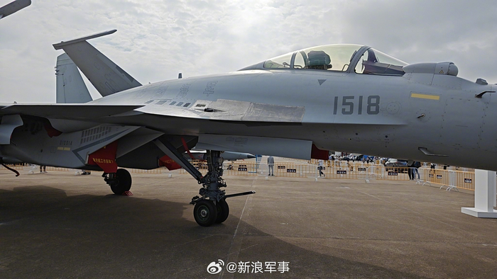 新型舰载机歼15t静态展示图集>>