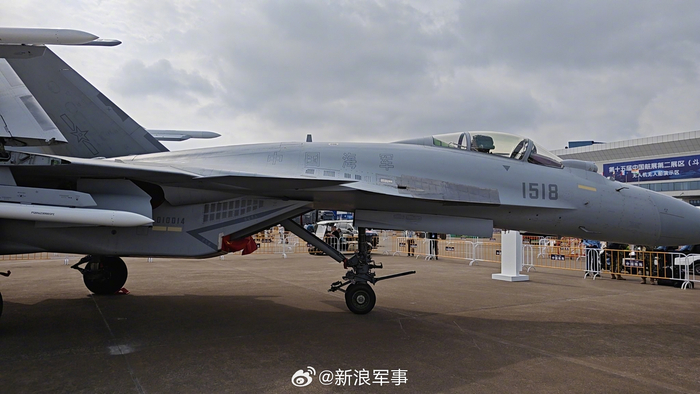 新型舰载机歼15T静态展示图集>>__财经头条__新浪财经