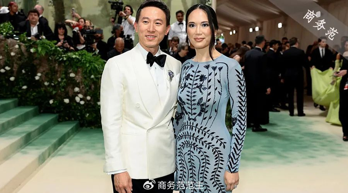 周受资走红毯被夸“冻龄”,和老婆秀恩爱,“人类高质量CP”什么画风|周受资|高伟晏|红毯|冻龄|新加坡|哈佛|娱乐负面|MetGala|伯尔鲁 ...