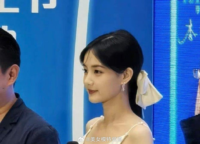 李一桐清纯白色长裙亮相活动 蝴蝶结束长发超温柔