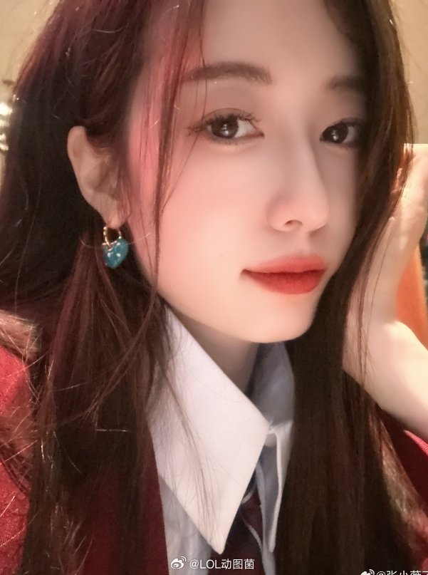 lpl新晋主持张小薇短裙制服美腿接近无解