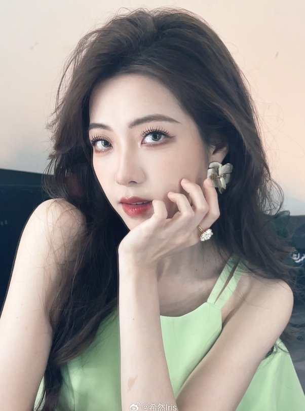 希然晒照:这衣服穿的可真是绿意盎然呢!__财经头条__新浪财经