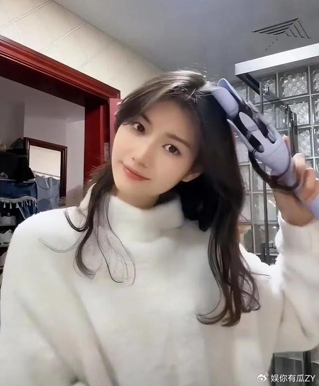 夏思凝完全可以选择用敷衍的方式向吴艳妮发出贺电,这样既能在流量上