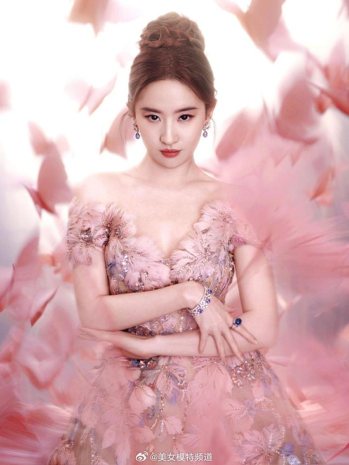 刘亦菲穿粉色羽毛一字肩长裙盘发造型气质温婉似公主