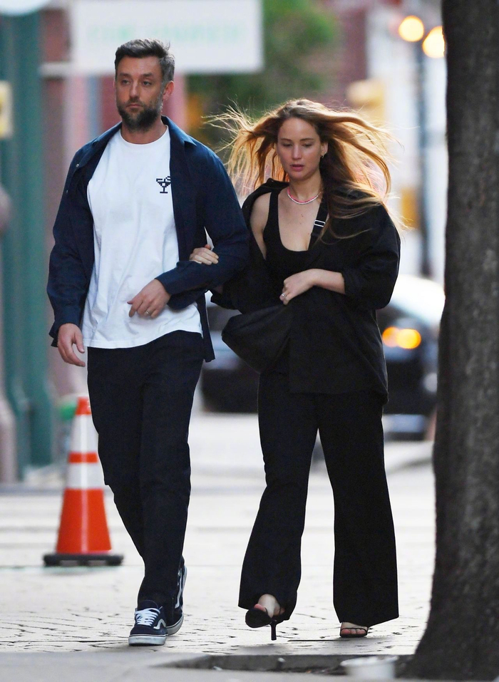 詹妮弗.劳伦斯和丈夫库克.马罗尼现身纽约街头__财经头条