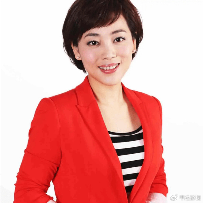 央视主持劳春燕:婚后与丈夫分居17年,38岁仍高龄产子,她图什么|央视