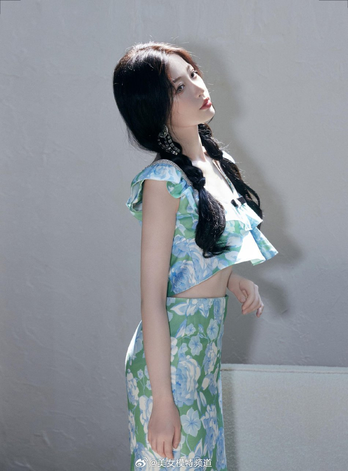 虞书欣穿露腰碎花修身裙扎双麻花辫清新靓丽笑容甜