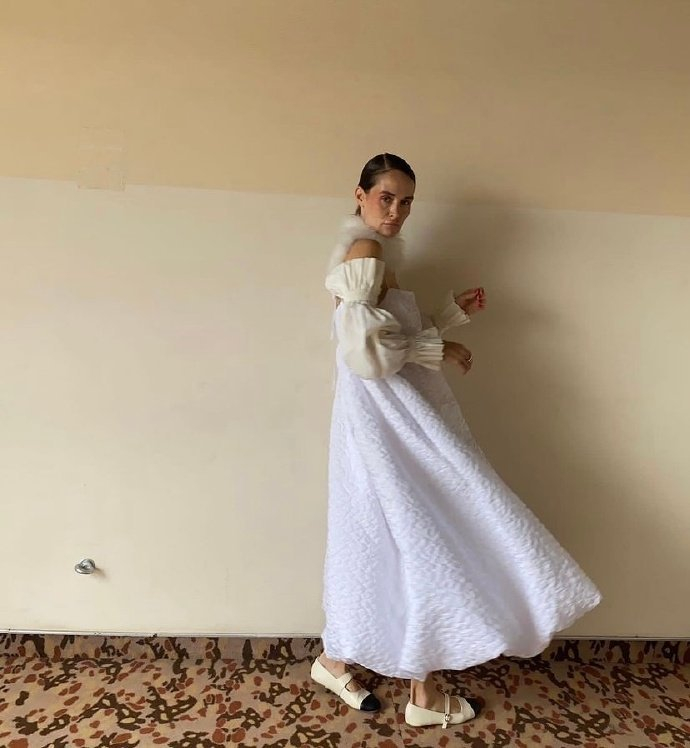 俄罗斯时尚博主演绎一件白色连衣裙的多种穿搭方式