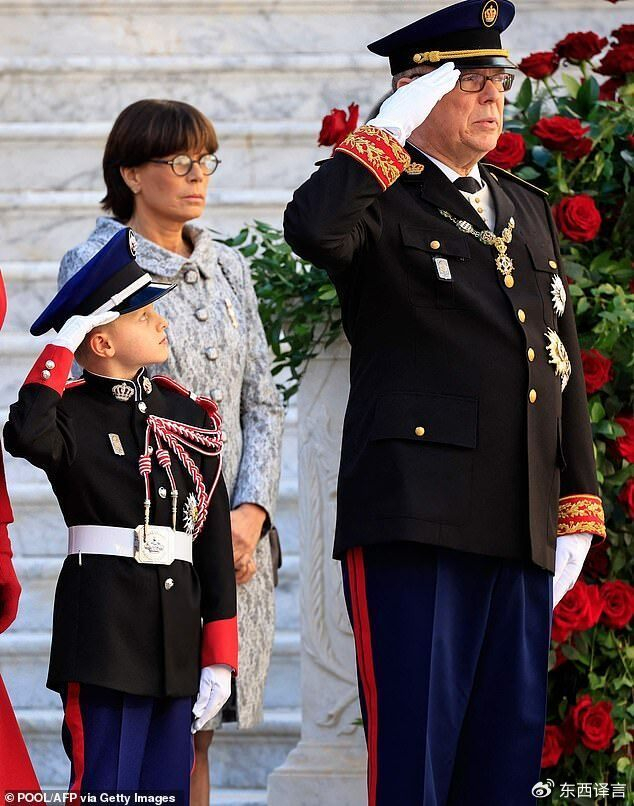 摩纳哥王室齐聚意大利王妃胜夏琳8岁公主穿红底鞋被热议