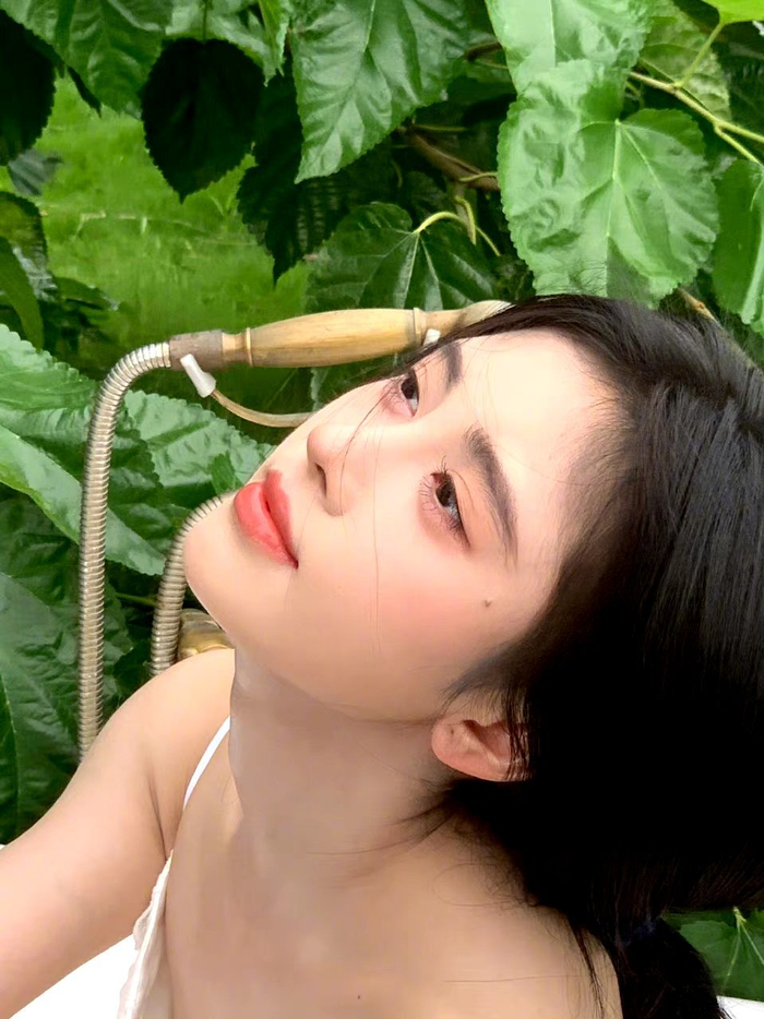 鞠婧祎日常写真白色吊带裙的清新小鞠美死谁了我不说