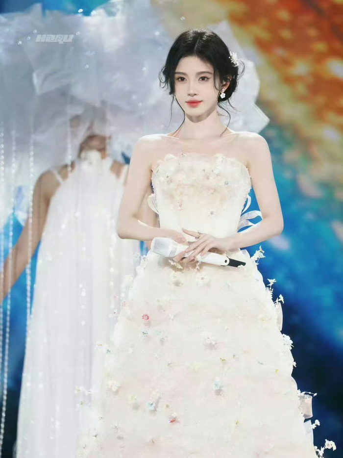鞠婧祎江苏卫视春晚造型妥妥就是一个白色花仙子