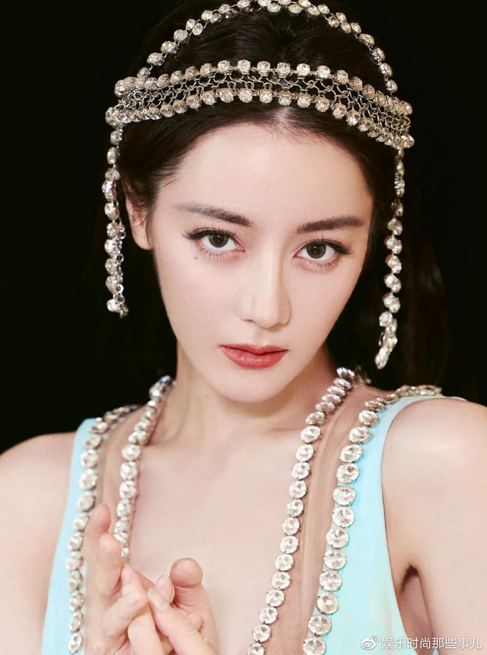 时尚芭莎盛典迪丽热巴一袭蓝色鱼尾裙,如刚出水的美人鱼|迪丽热巴|鱼尾裙|时尚芭莎_新浪新闻