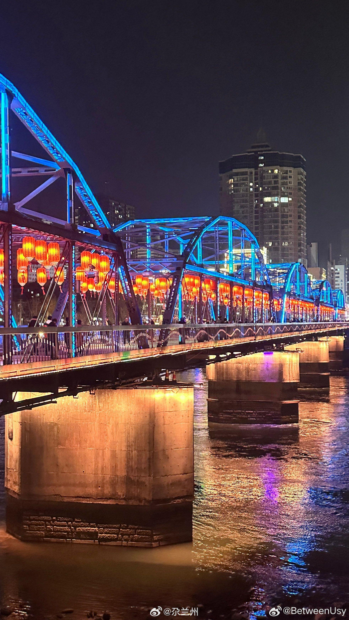 总要去趟兰州吧 吹吹黄河边的晚风 走一走中山桥