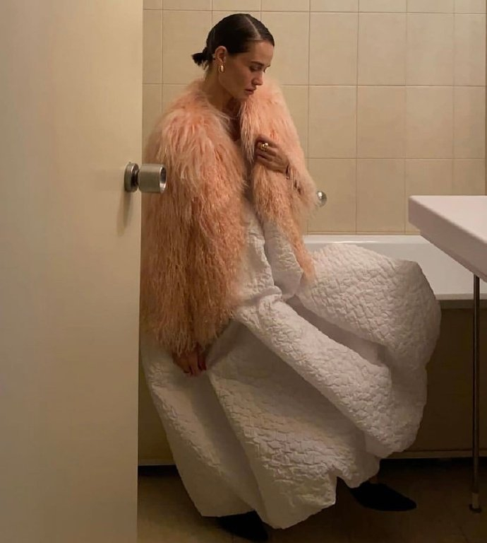 俄罗斯时尚博主演绎一件白色连衣裙的多种穿搭方式