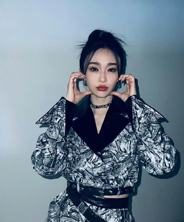 频繁更换头像未发声,网友扒出其身份不简单|陈冰|罗晨|腹肌_新浪新闻