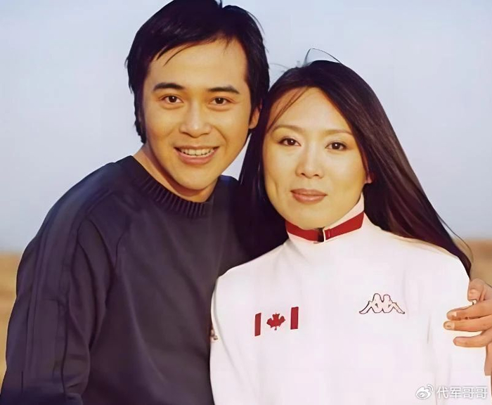 63岁吴琼和48岁老公拍婚照，结婚21年仍如初恋，网友表示很羡慕__财经头条__新浪财经