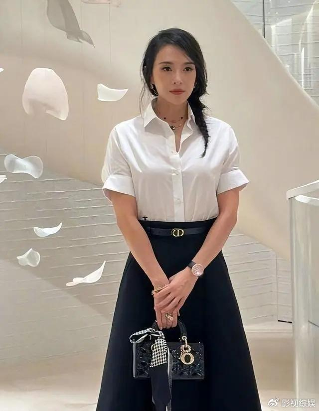 章子怡在配饰方面就霸气毕露了,除了品牌方的包包和皮带,还有名贵手表
