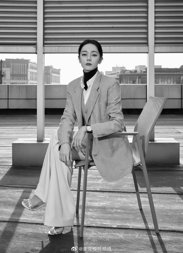 迪丽热巴素色西服大片又美又a红唇盘发秒变干练女强人