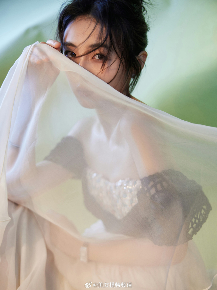 张子枫深露背黑白格调纱裙