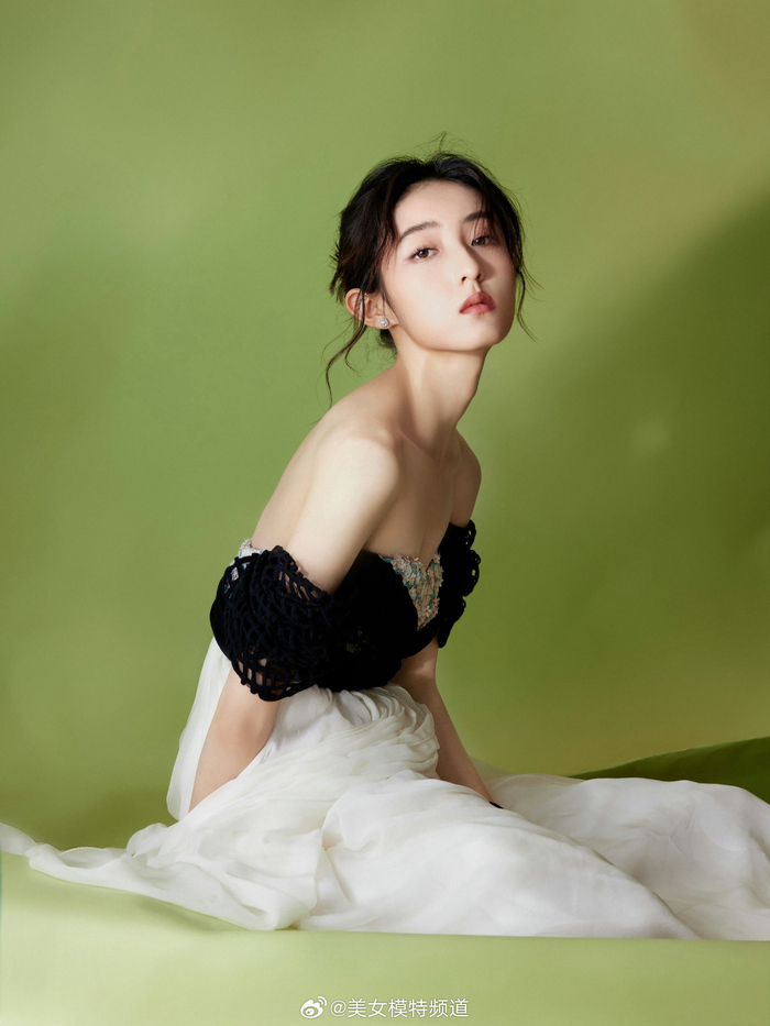 张子枫深露背黑白格调纱裙