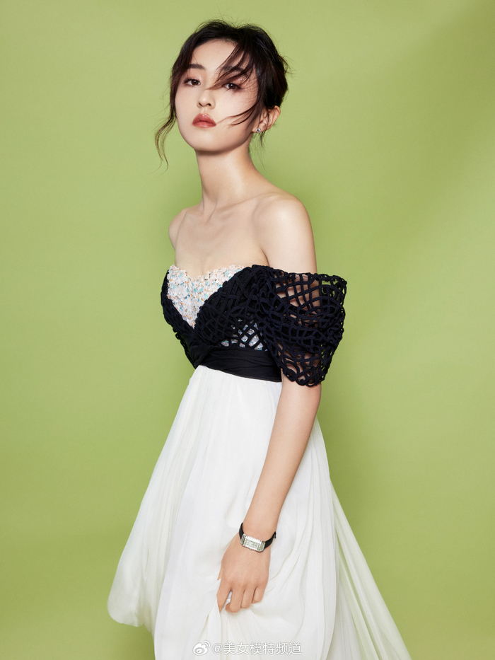 张子枫深露背黑白格调纱裙