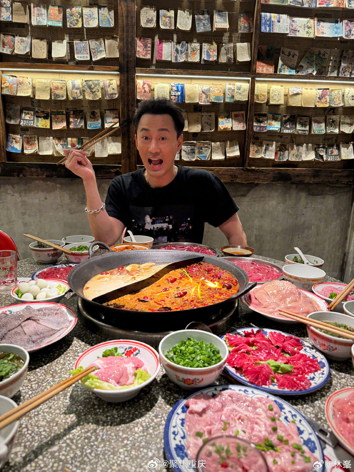 最近,香港艺人@林峯 晒出自己在重庆吃火锅画面