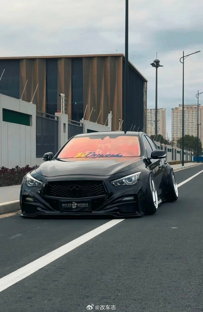 宽体姿态风的英菲尼迪q50